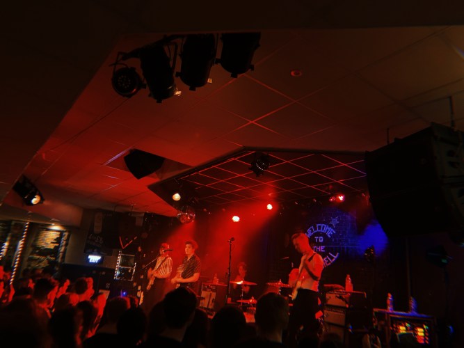 circa-waves-march-record-weekly