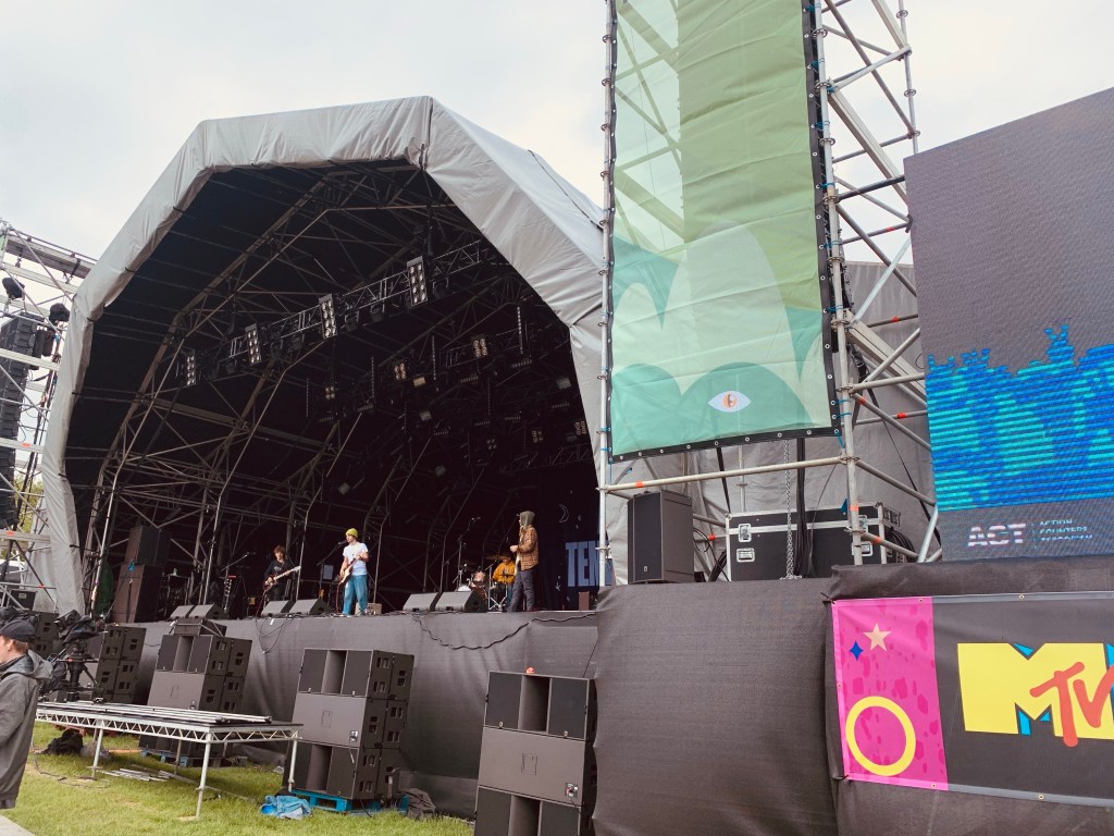 alfie-templeman-hat-live-at-leeds-in-the-park-record-weekly