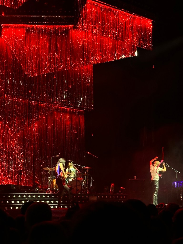 wolf-alice-ellie-rowsell-first-direct-arena-leeds-december-2025-record-weekly